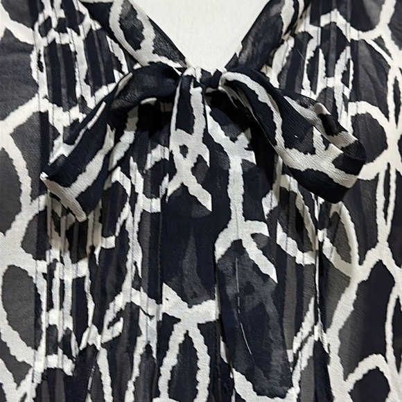 Banana Republic Abstract Print Top Size XL - EUC - Picture 3 of 7